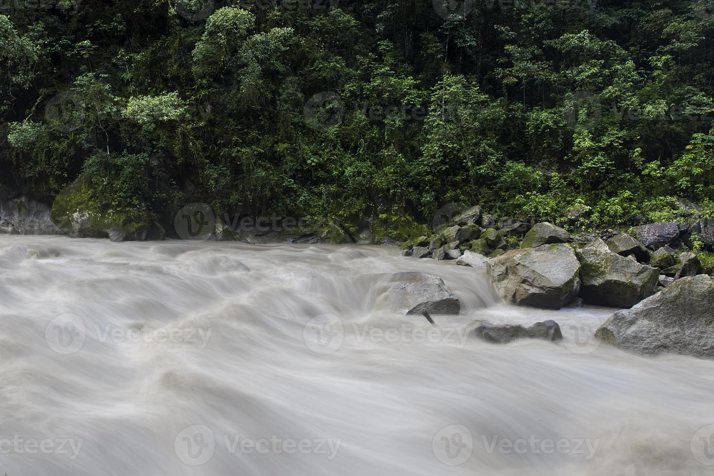 fiume urubamba in perù foto