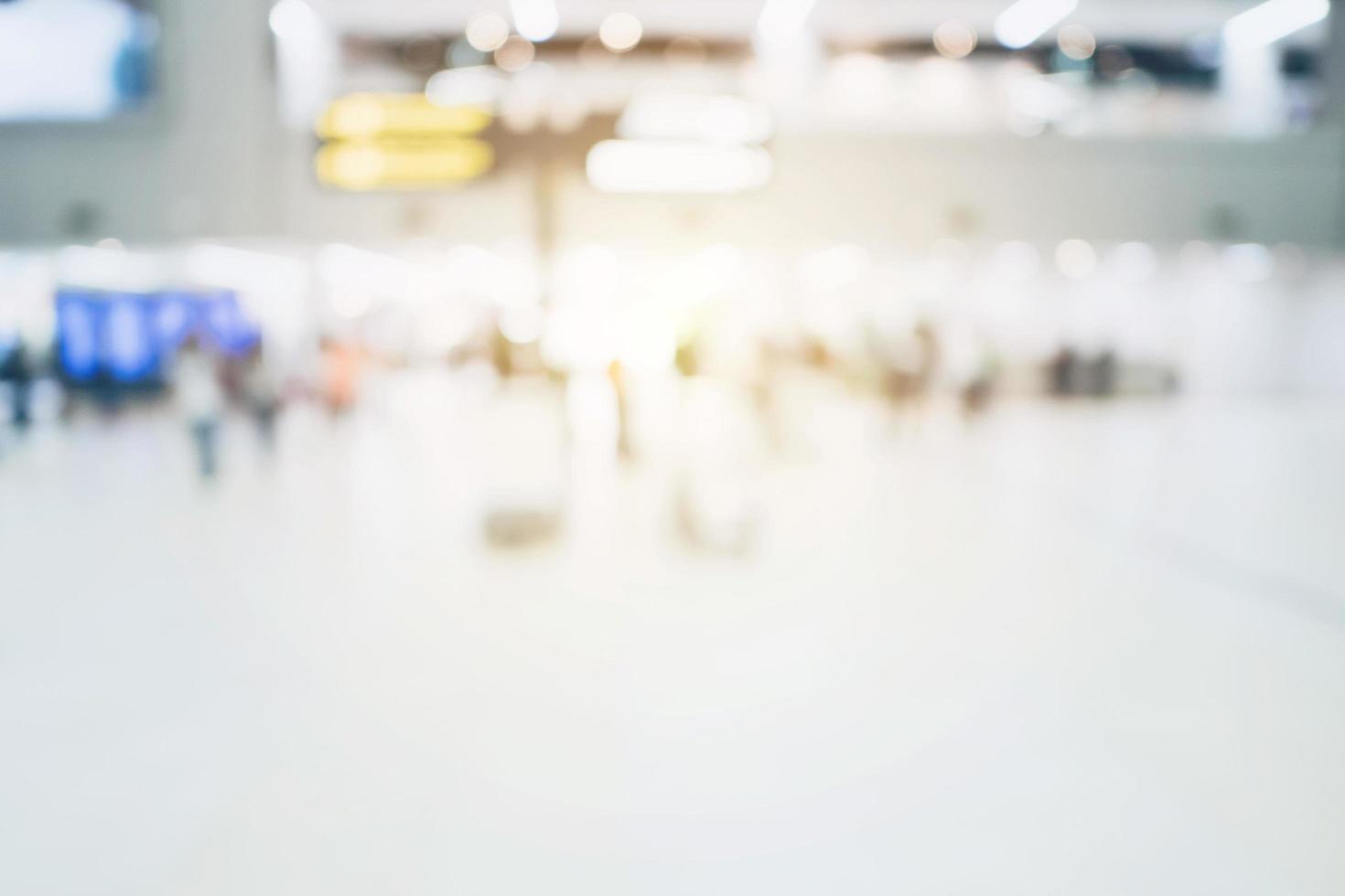 astratto sfocato sfondo folla persone a terminale Dipartimento a aeroporto con bokeh luce. foto