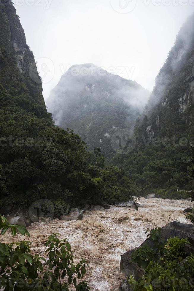 fiume urubamba in perù foto