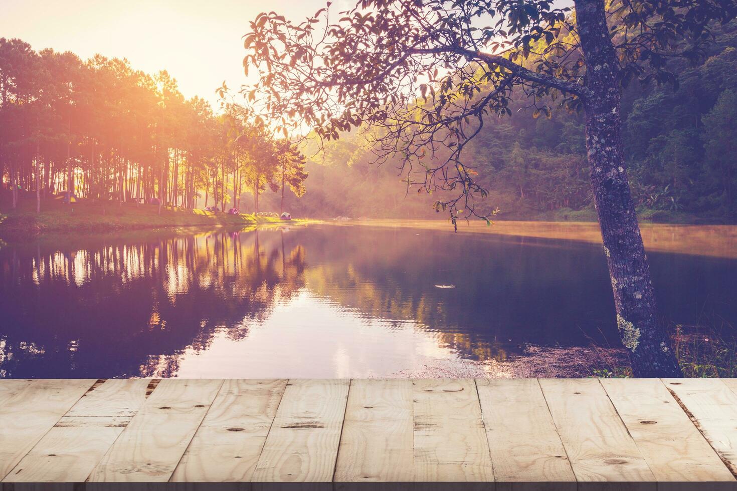 vuoto legna tavolo per Prodotto Schermo e montaggio su stagno acqua e Alba con Vintage ▾ tonica. foto