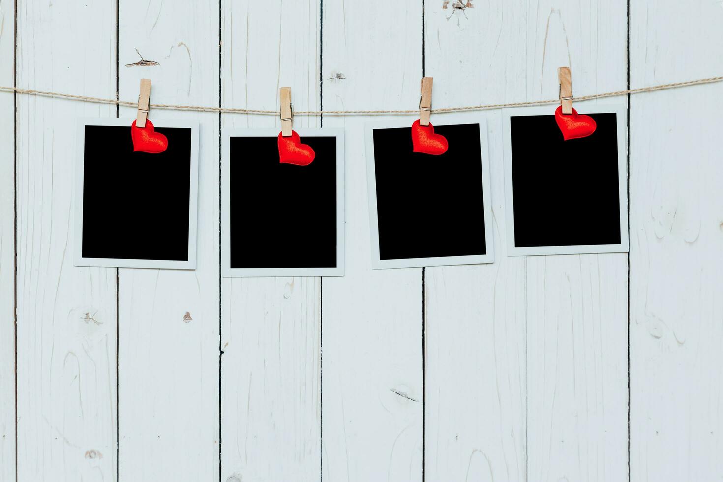 quattro foto telaio vuoto e rosso cuore sospeso su bianca legna sfondo con spazio