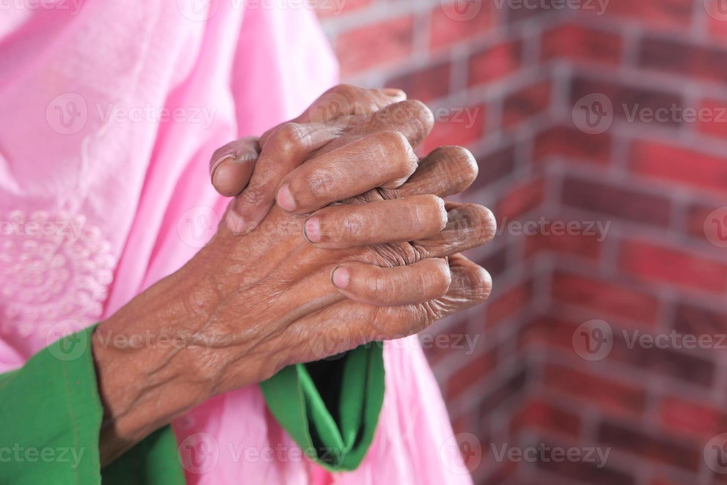 primo piano delle mani della donna maggiore che prega al ramadan foto