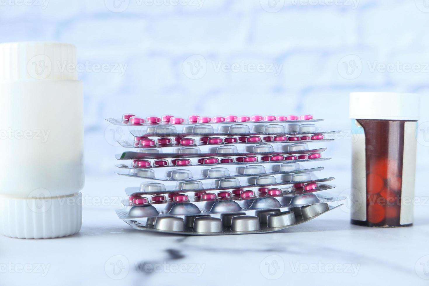pila di pillole in confezioni blister foto