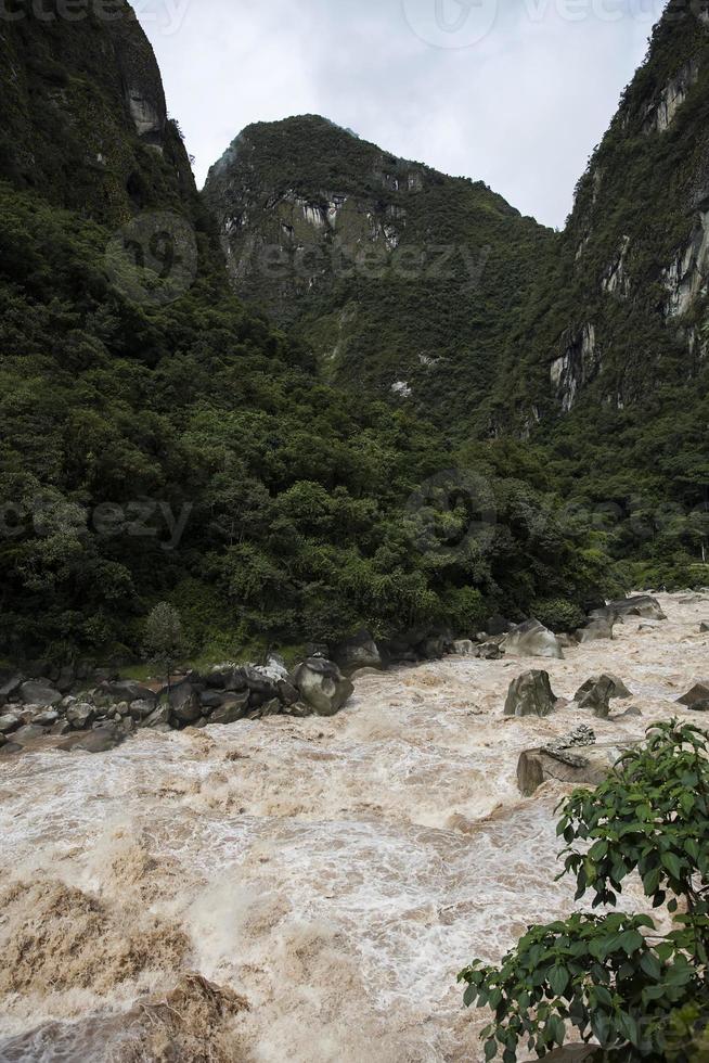 fiume urubamba in perù foto