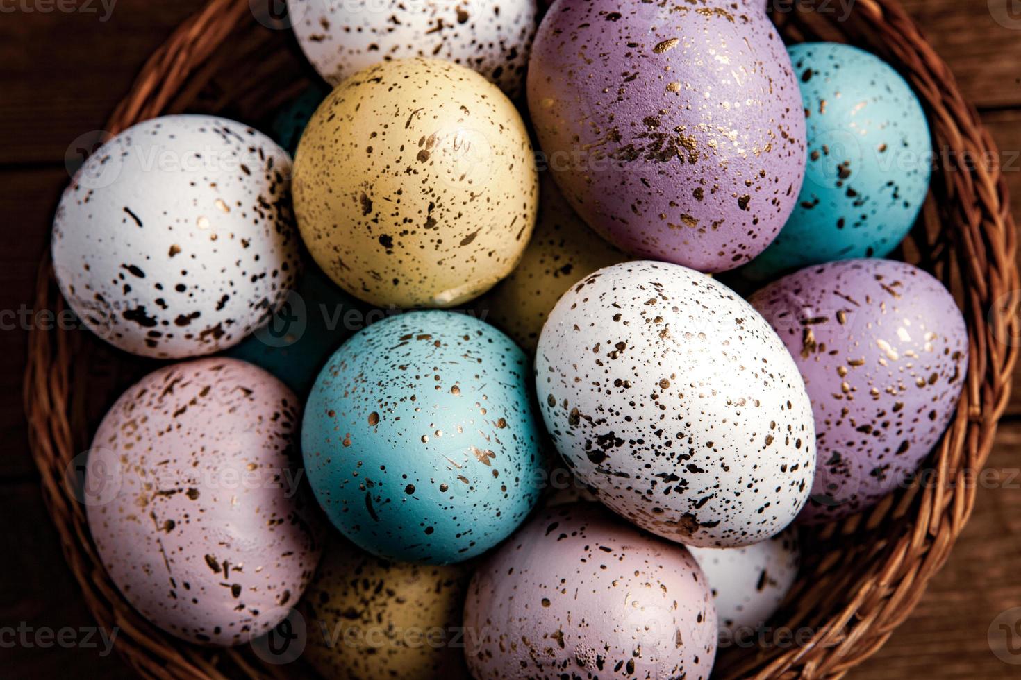 sfondo di uova di pasqua color pastello dipinto a mano. biglietto di auguri o invito di buona pasqua. foto