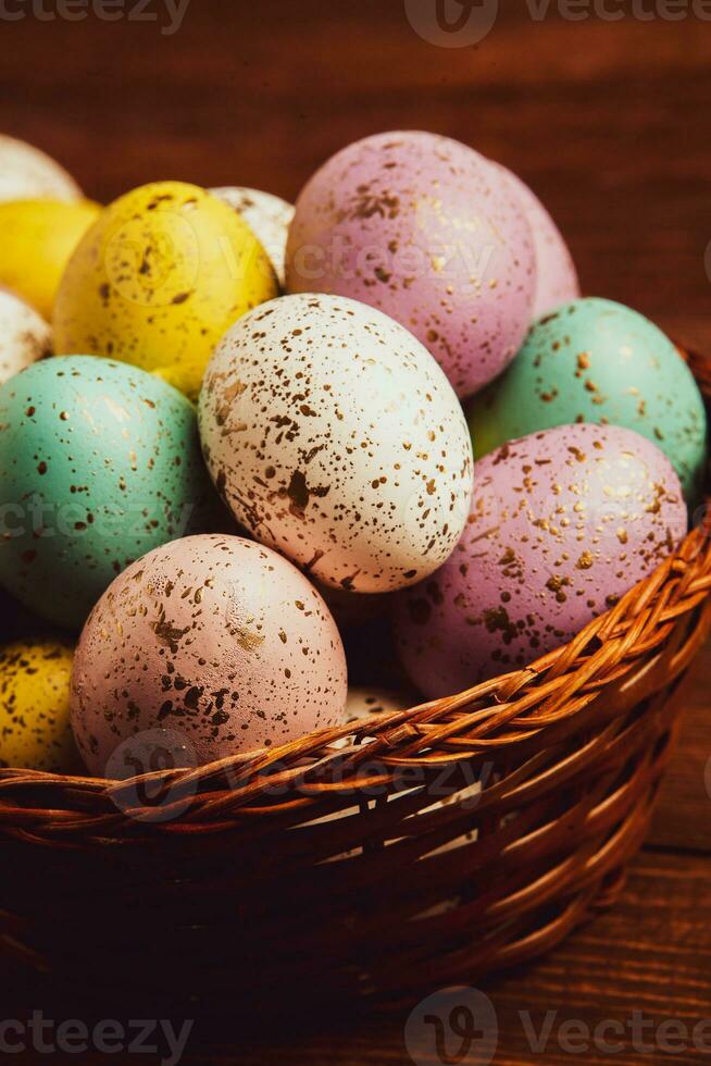 sfondo di uova di pasqua color pastello dipinto a mano. biglietto di auguri o invito di buona pasqua. foto