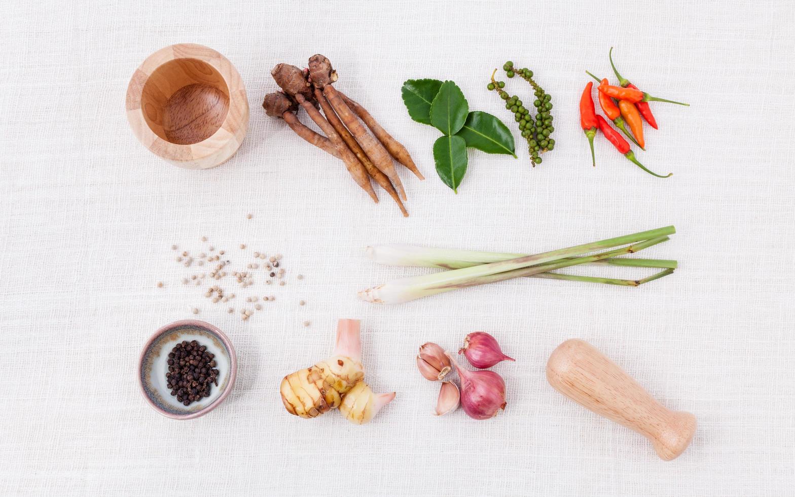 ingredienti da cucina isolati su bianco foto