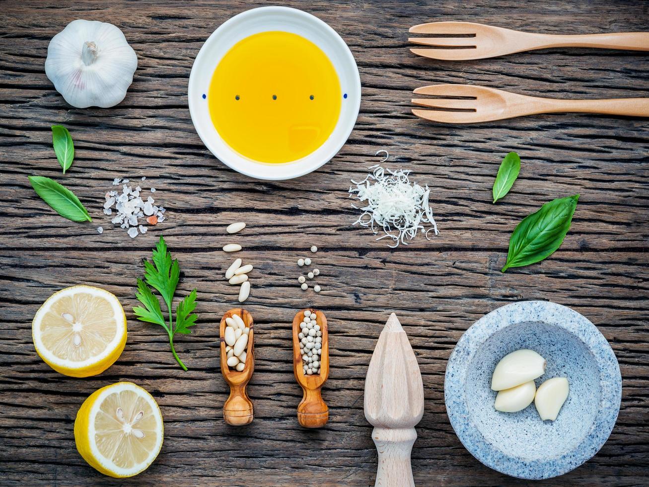 vista dall'alto ingrediente pesto foto