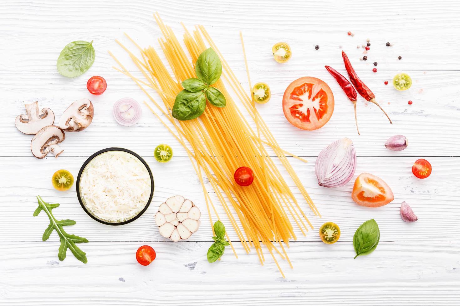 vista dall'alto degli ingredienti degli spaghetti foto