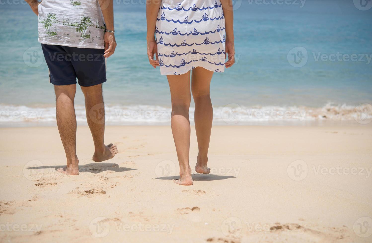 coppia di amanti che camminano sulla spiaggia foto