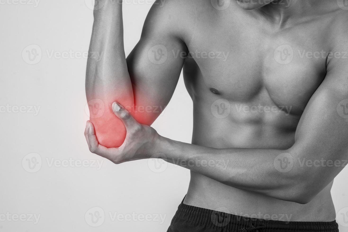ritratto di un uomo muscoloso con dolore al gomito isolato su sfondo bianco foto