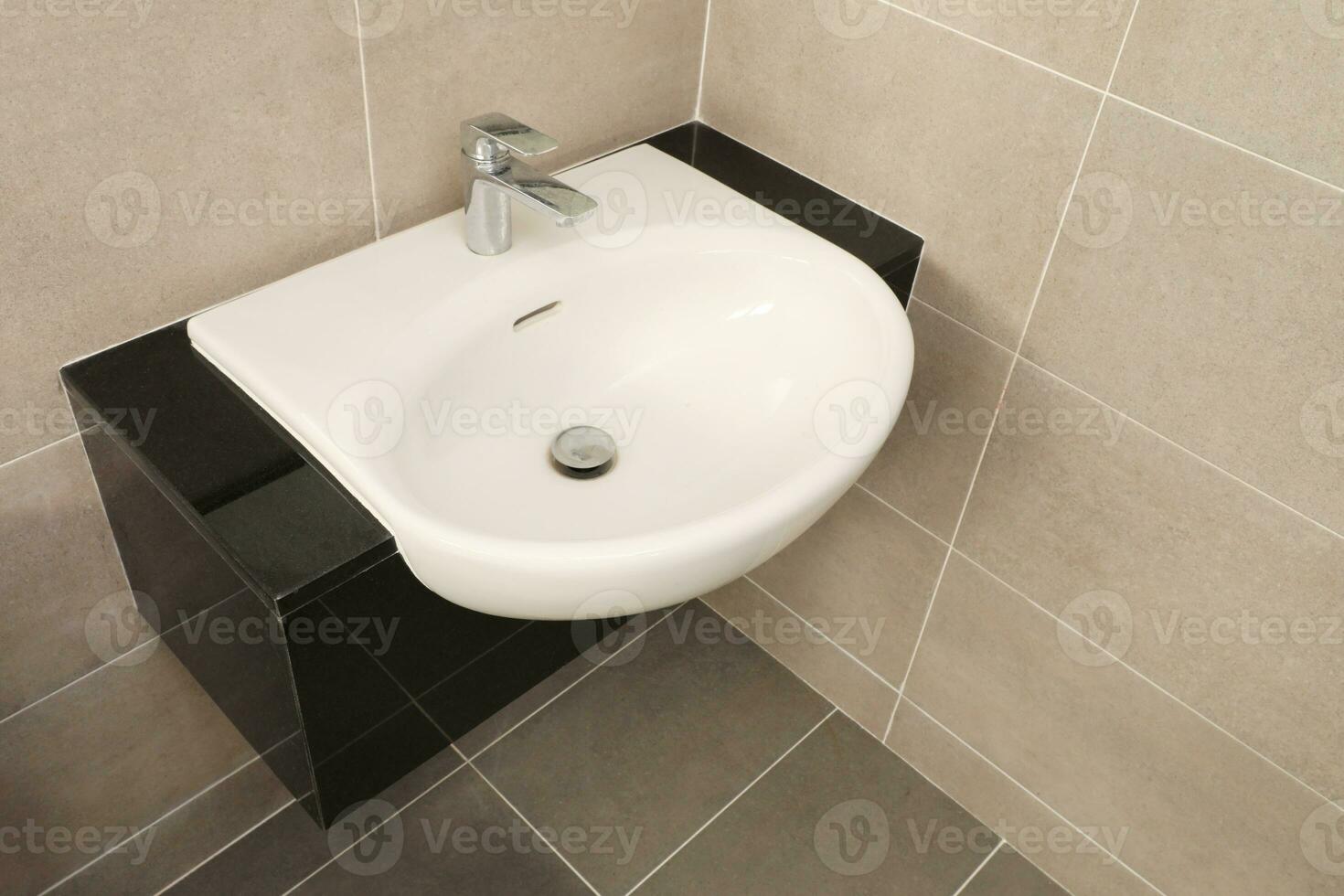 bianca moderno lavabo su nero granita contatore foto