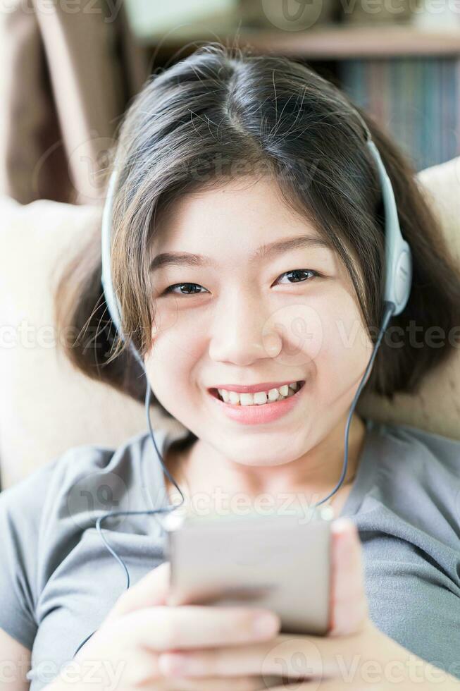 giovane donna ascoltando musica a partire dal mobile Telefono foto