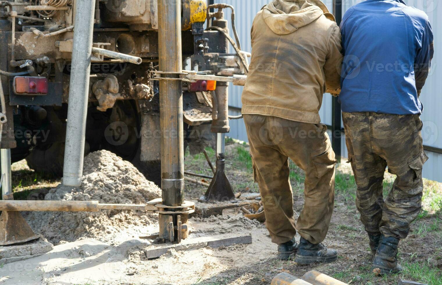 squadra di lavoratori con perforazione impianto su auto siamo perforazione artesiano bene per acqua nel terra. inserimento di metallo involucro tubo in terra, installazione di individuale potabile la fornitura, giugno 28, 2022, Russia, foto