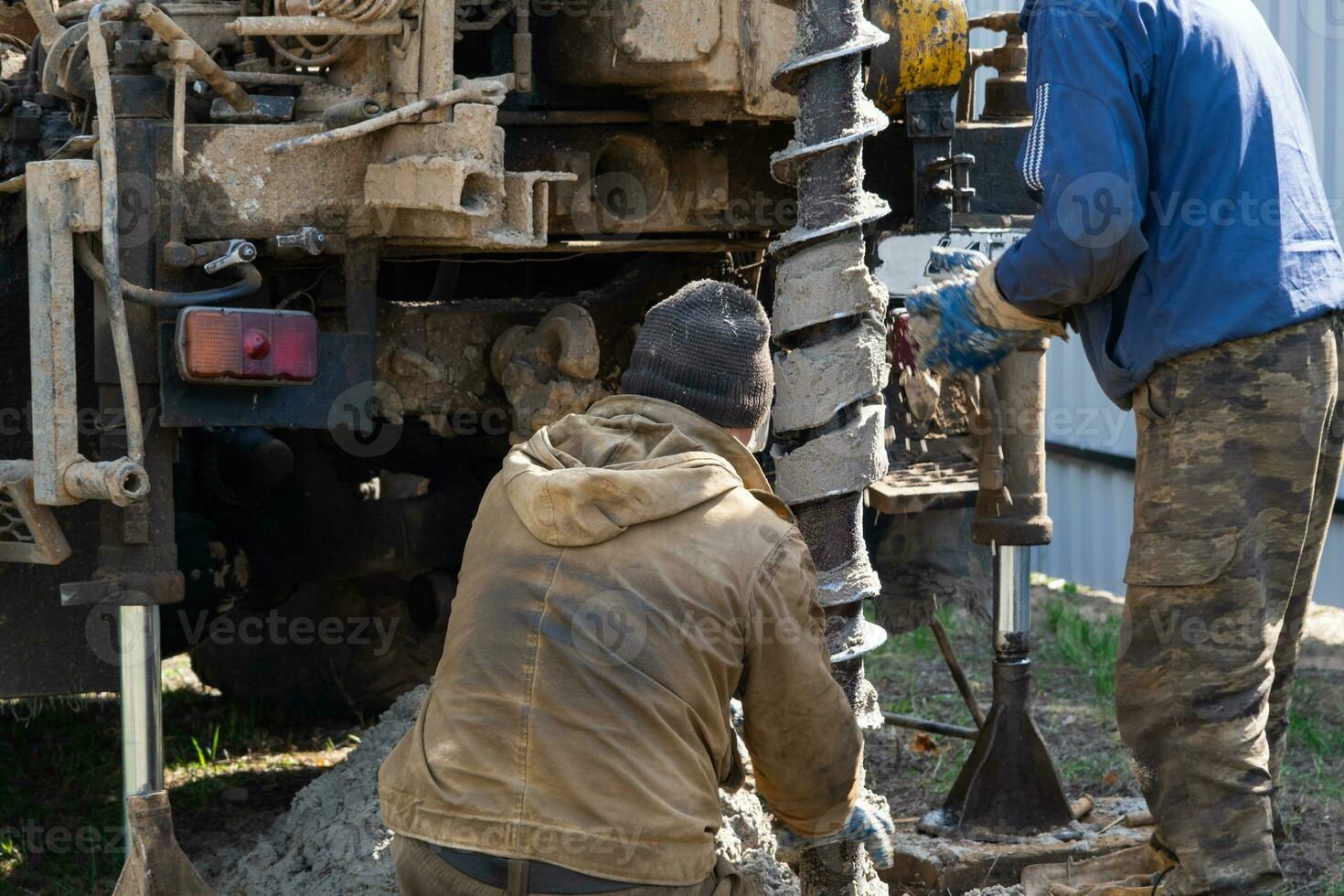 squadra di lavoratori con perforazione impianto su auto siamo perforazione artesiano bene per acqua nel terra. inserimento di metallo involucro tubo in terra, installazione di individuale potabile la fornitura, giugno 28, 2022, Russia, foto