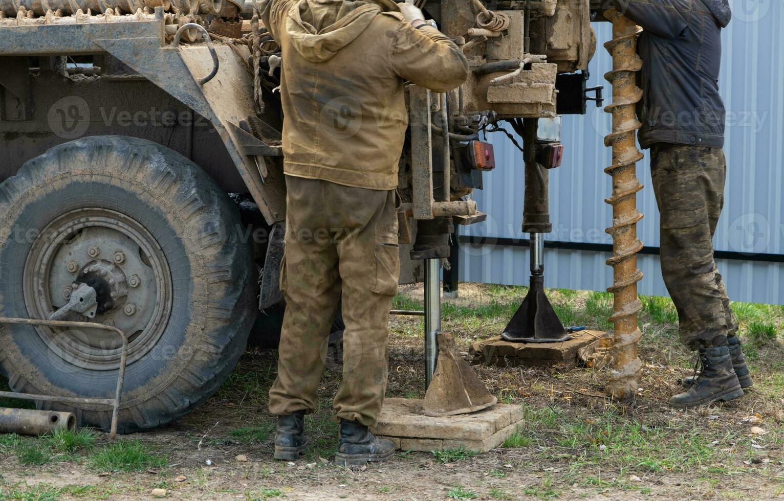 squadra di lavoratori con perforazione impianto su auto siamo perforazione artesiano bene per acqua nel terra. inserimento di metallo involucro tubo in terra, installazione di individuale potabile la fornitura, giugno 28, 2022, Russia, foto