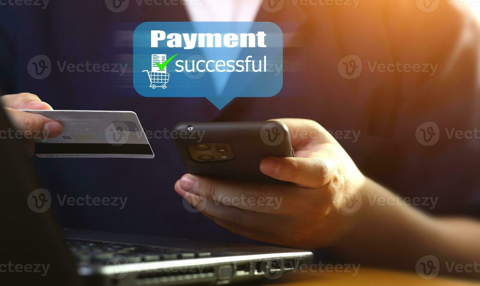 maschio mano Tenere credito carta e smartphone con un' pagamento riuscito di utilizzando in linea bancario per pagamento per Servizi o merce a partire dal acquisti, ordinazione nel Internet negozio. foto