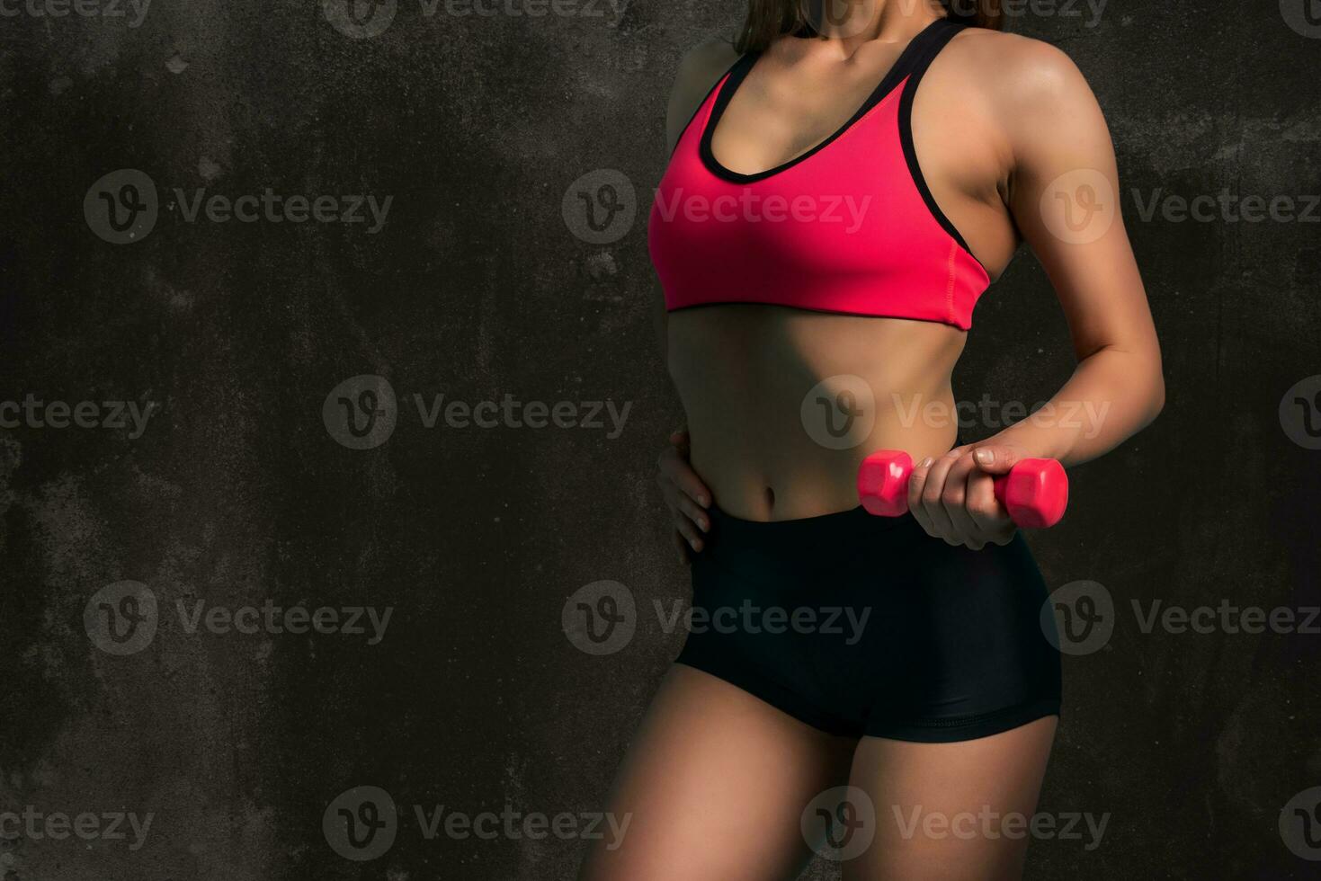 muscolare donna è formazione con peso manubri a il Palestra foto
