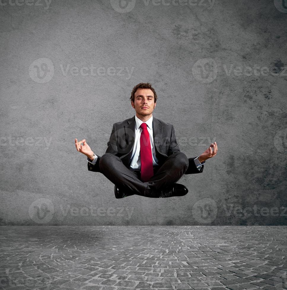 uomo d'affari pratica yoga foto