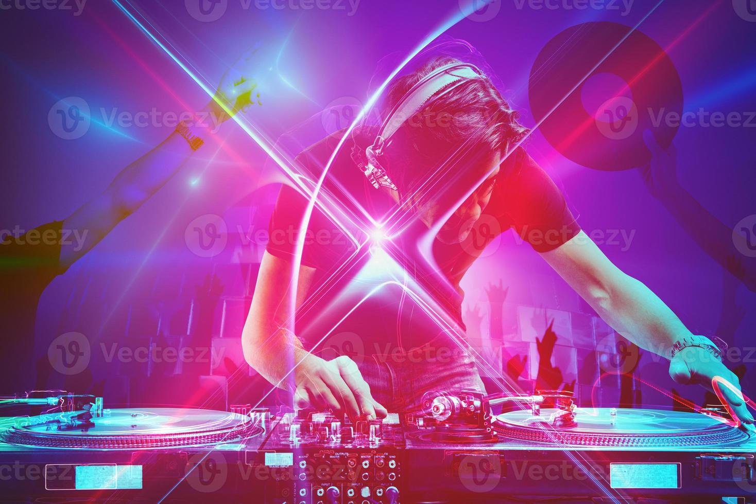 dj giochi musica con un' miscelatore a il discoteca festa foto