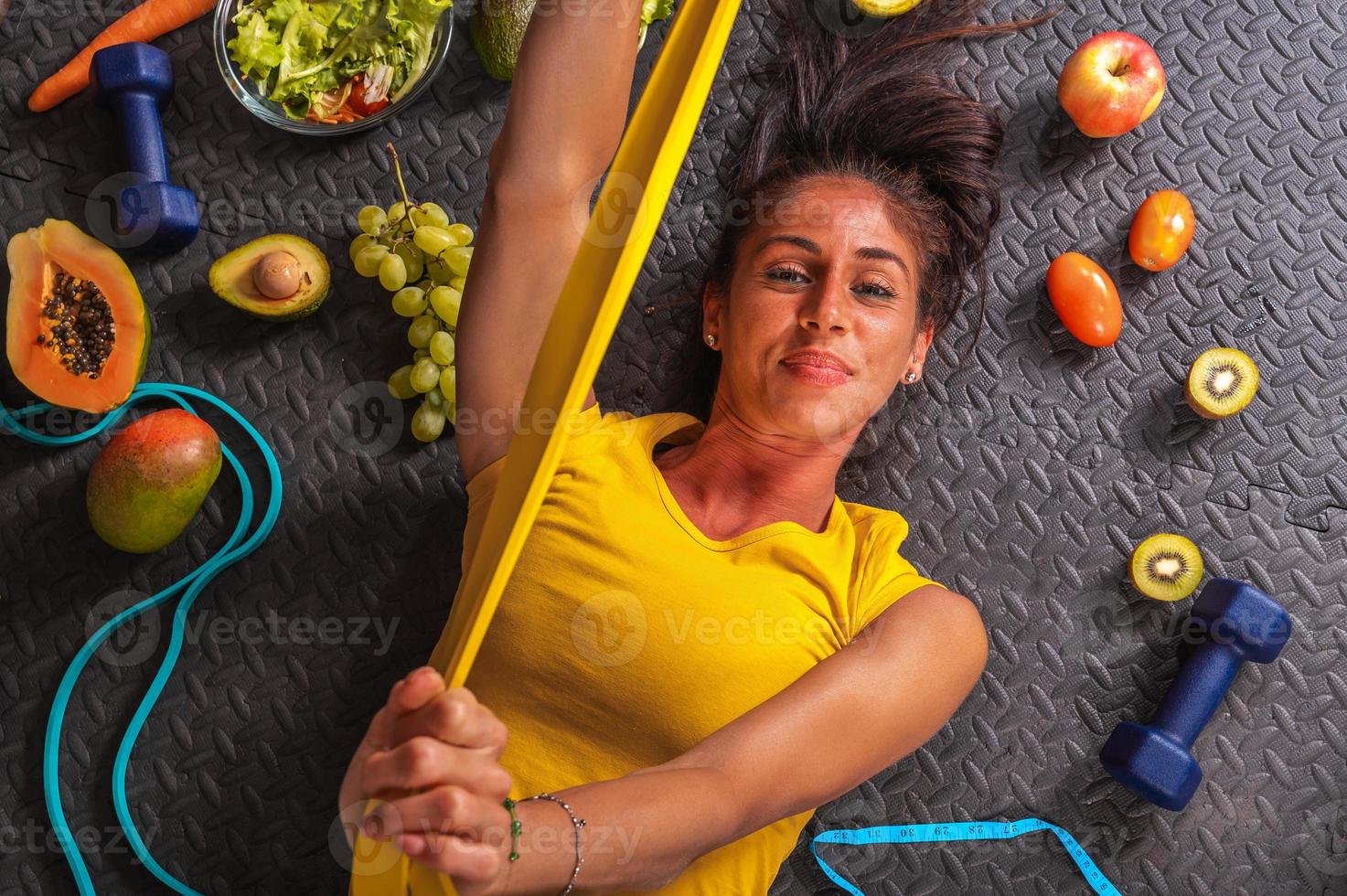 contento donna mangiare salutare e treni nel il Palestra foto