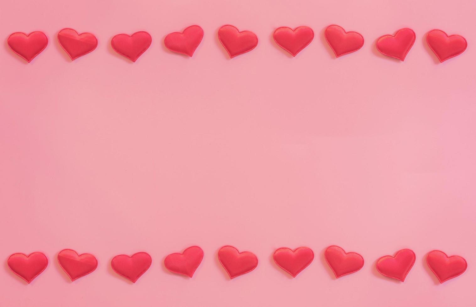 rosso cuore su rosa pastello colore sfondo con spazio per testo. foto