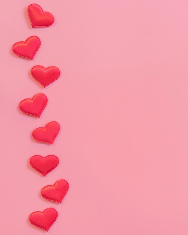 rosso cuore su rosa pastello colore sfondo con spazio per testo. foto