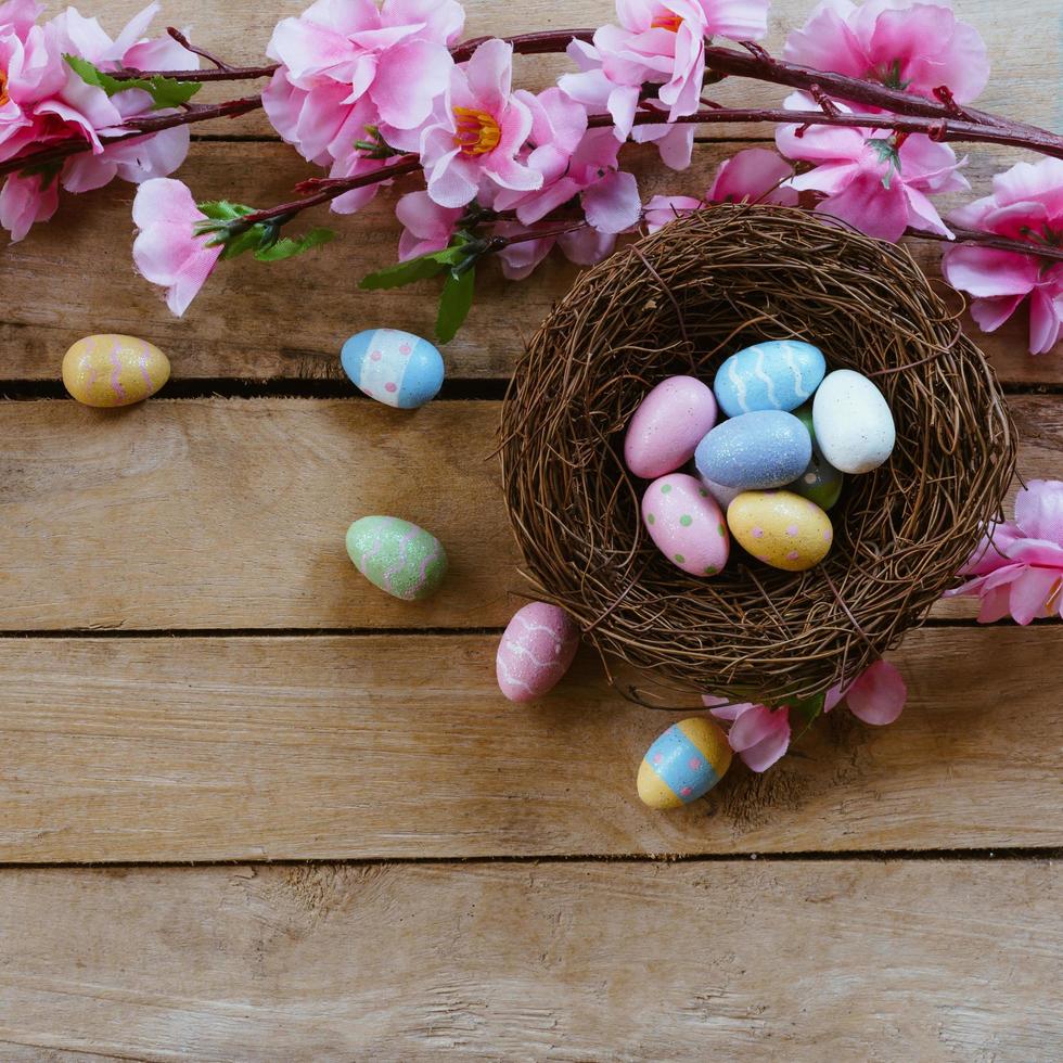 ciliegia fiorire fiori e Pasqua uovo nel nido su Vintage ▾ di legno sfondo con copia spazio. foto