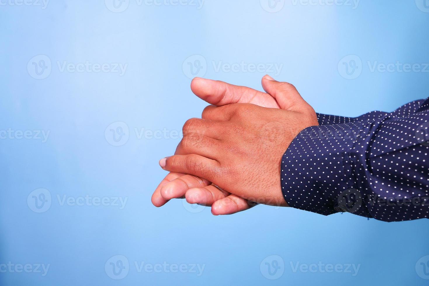 strofinando le mani insieme su sfondo blu foto