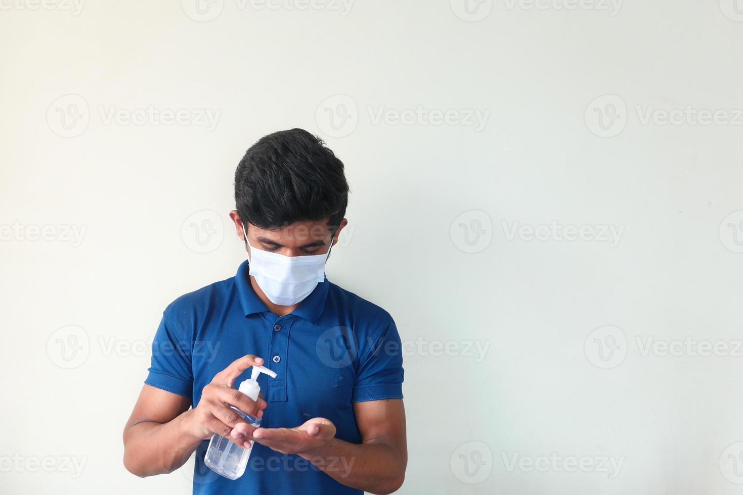 uomo che utilizza disinfettante per le mani foto