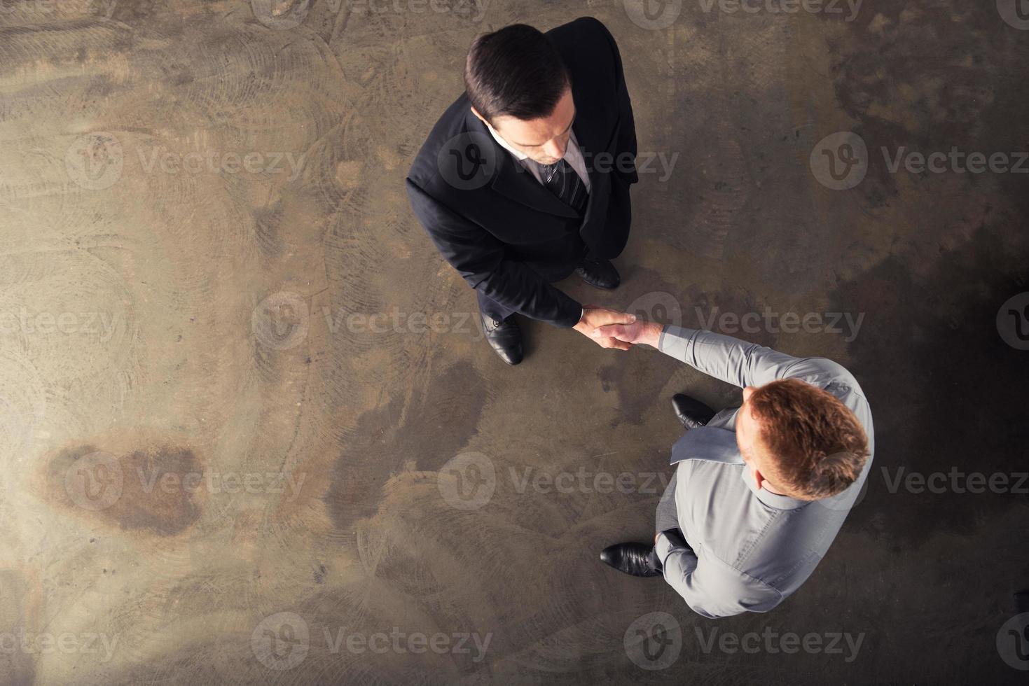 stretta di mano attività commerciale persona nel ufficio. concetto di lavoro di squadra e associazione foto