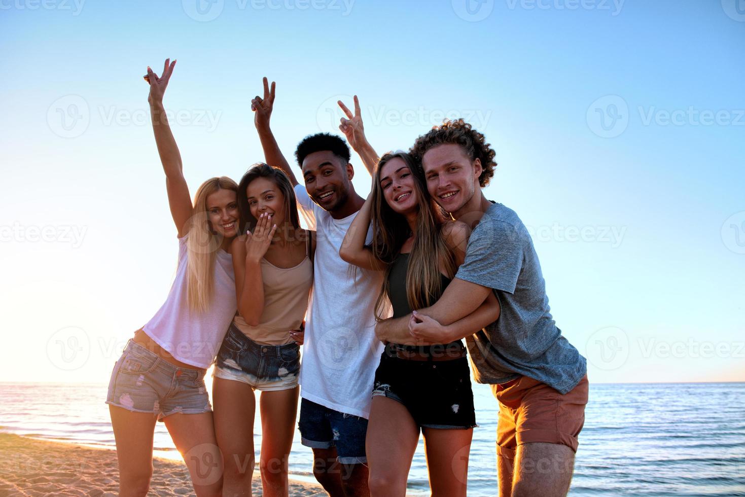 gruppo di amici avendo divertimento su il spiaggia. concetto di estate foto