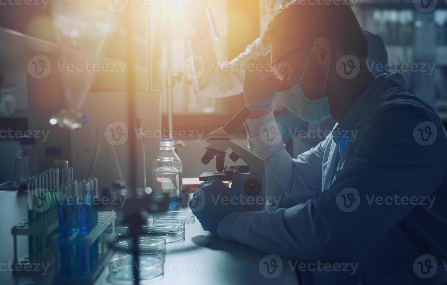 medico scienza laboratorio. concetto di virus e batteri ricerca foto
