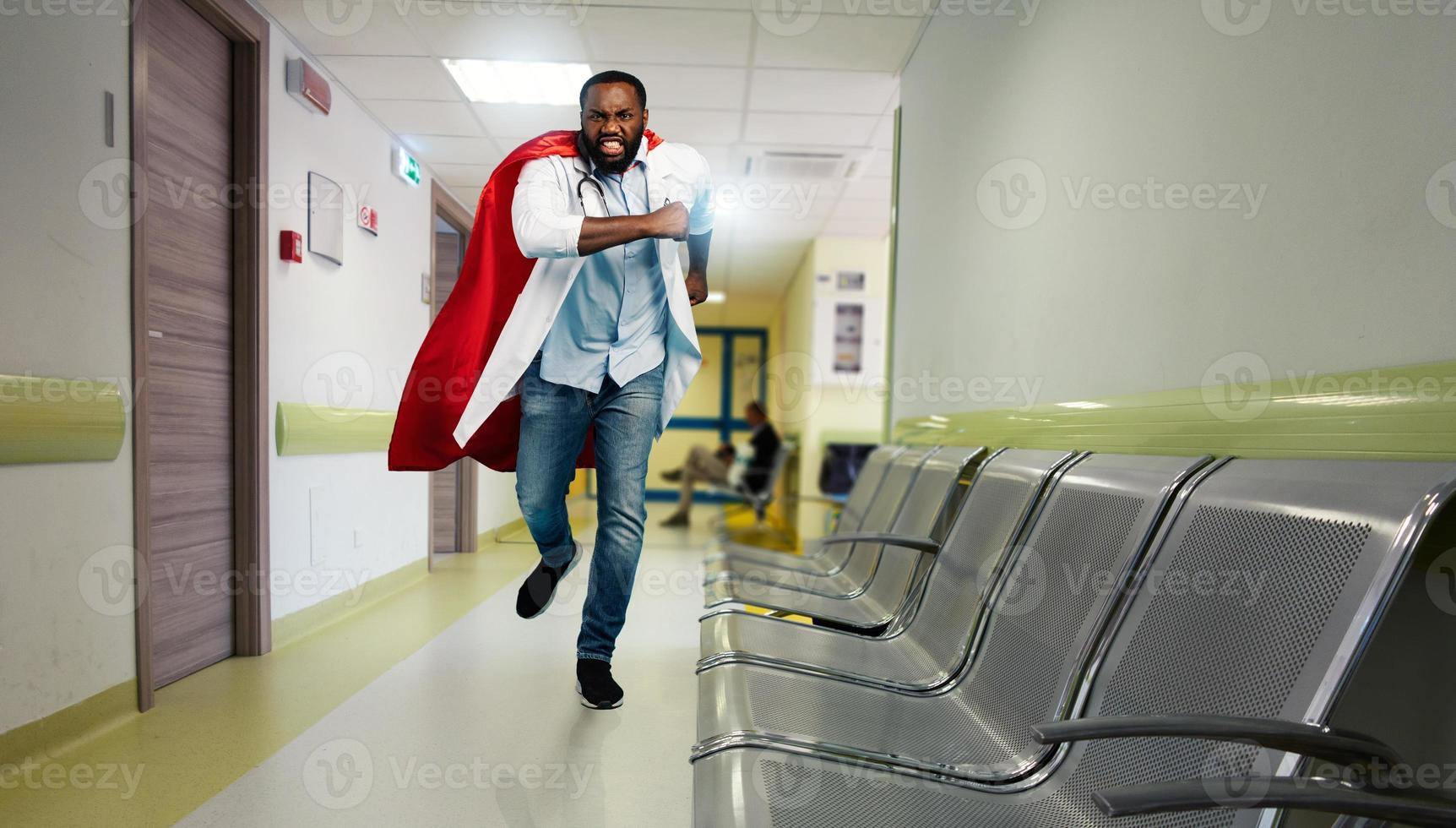 medico atti piace un' supereroe nel ospedale per combattimento pandemia di covid19 coronavirus. blu sfondo foto