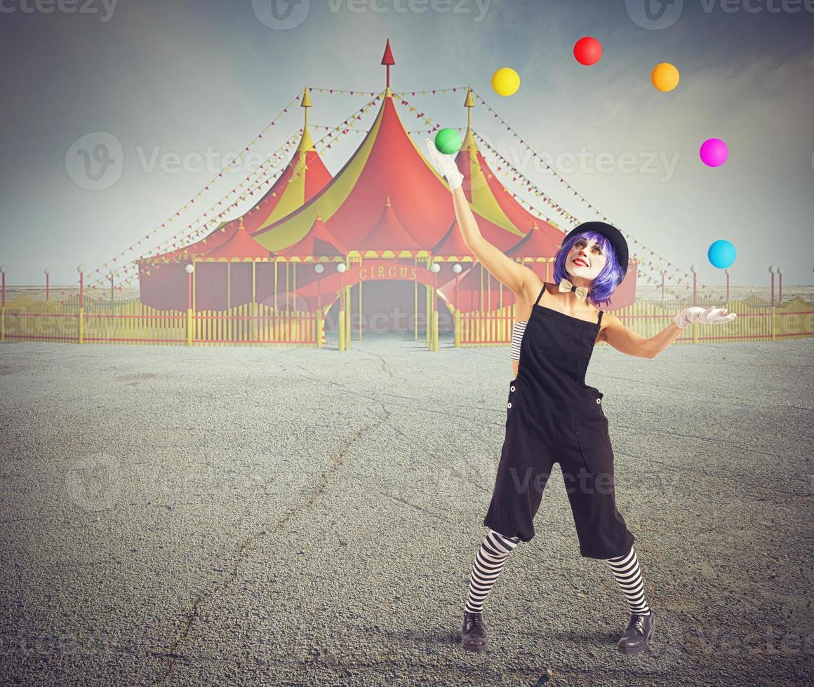 giullare clown nel davanti di circo tenda foto