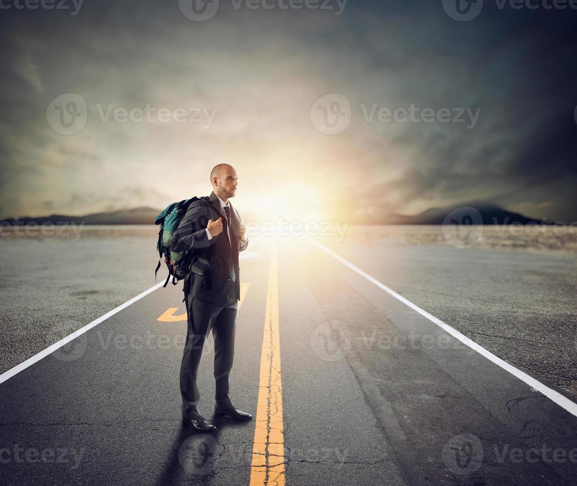 uomo d'affari piace un esploratore nel un' strada. concetto di futuro e innovazione foto