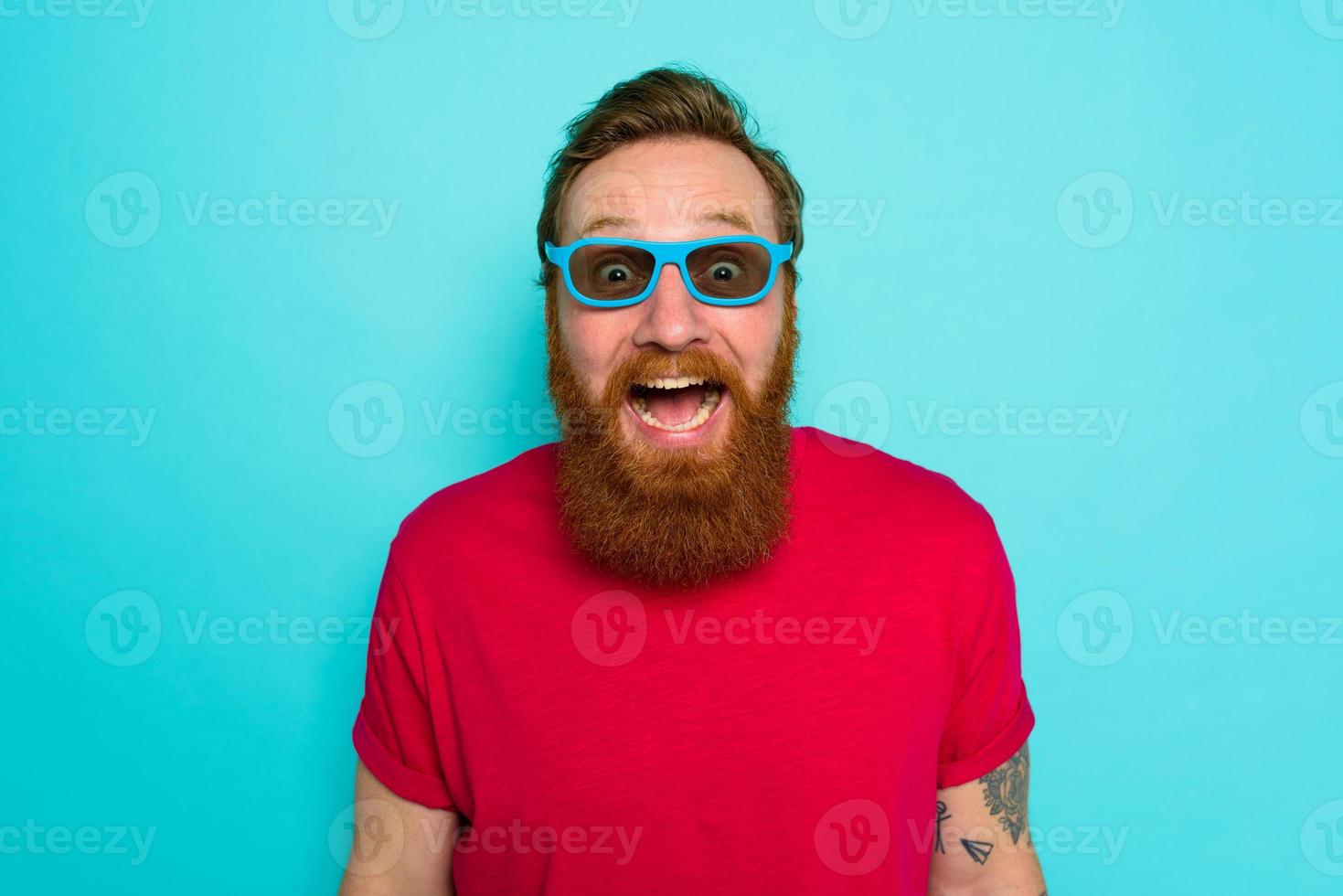 uomo con barba e occhiali da sole è mi chiedevo e contento foto