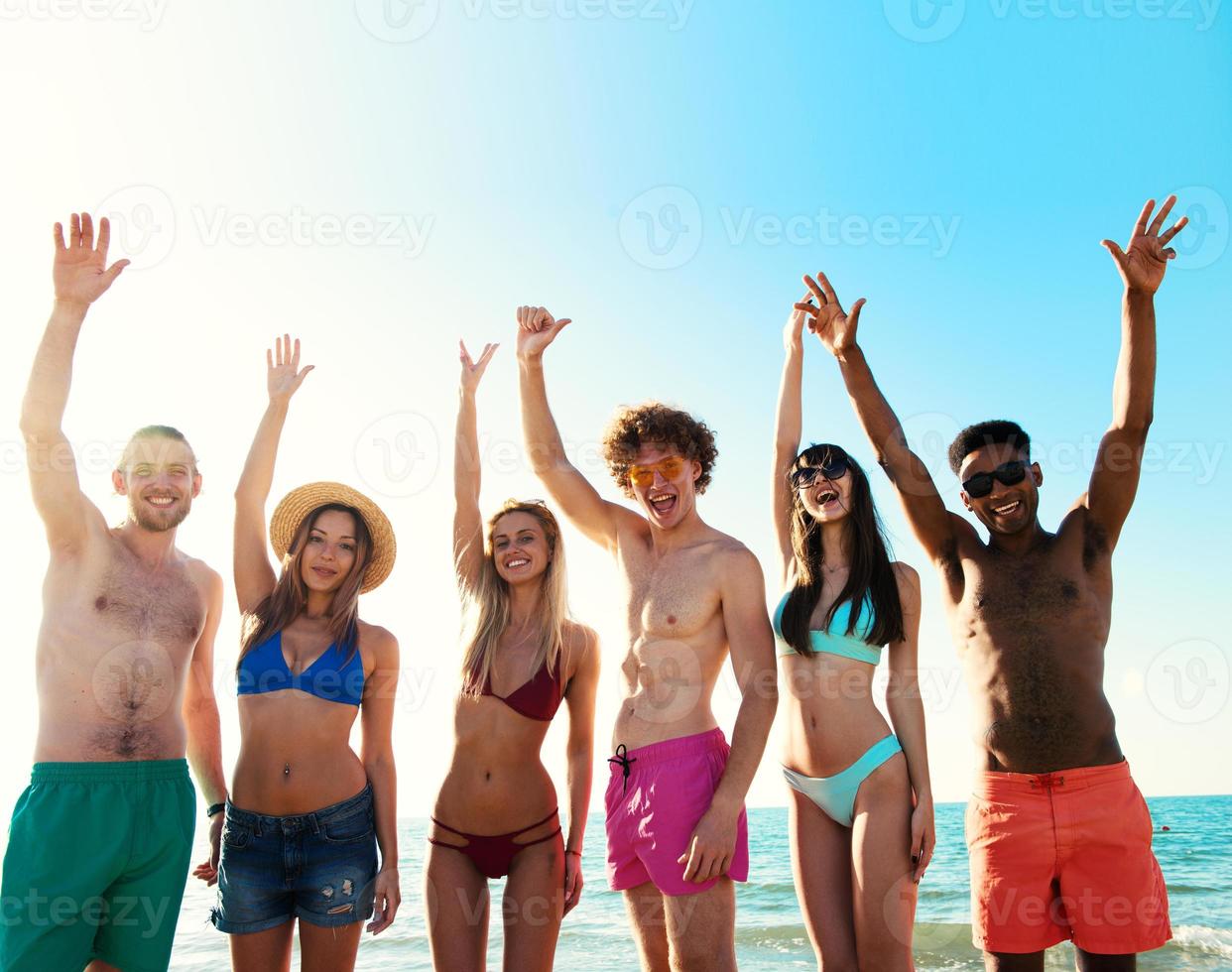 gruppo di amici avendo divertimento su il spiaggia foto