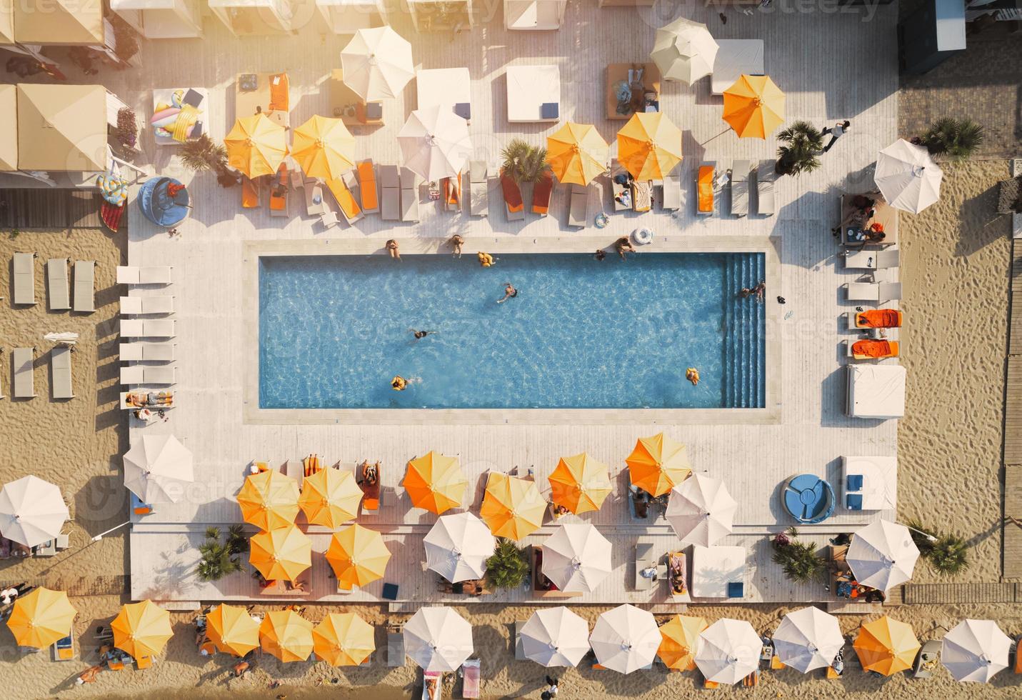 fuco Visualizza di persone chi rilassante nel un' nuoto piscina a partire dal foto