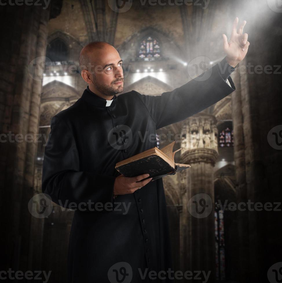 pregare nel il Chiesa foto