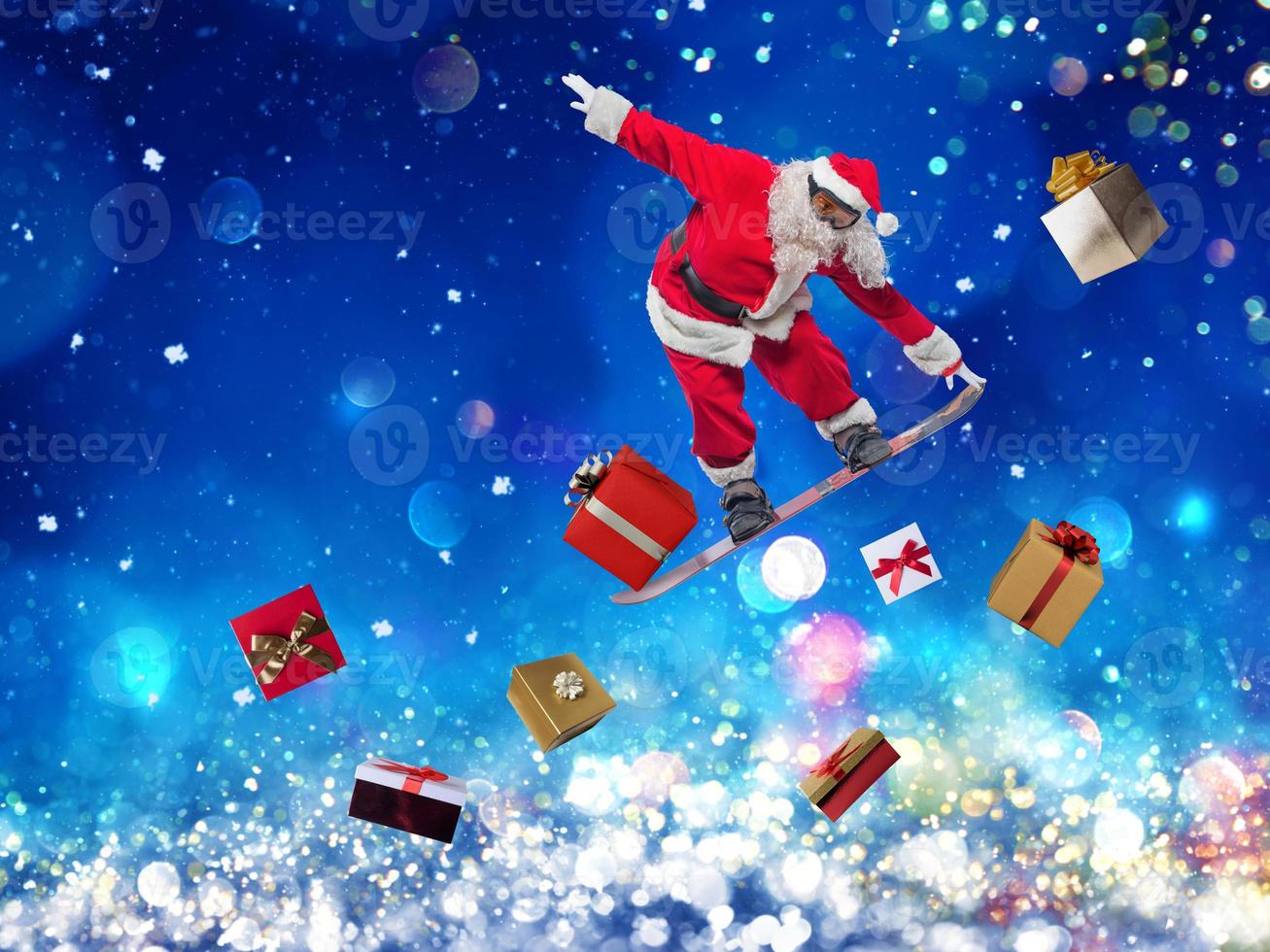 Santa Claus salti con un' Snowboard tavola foto