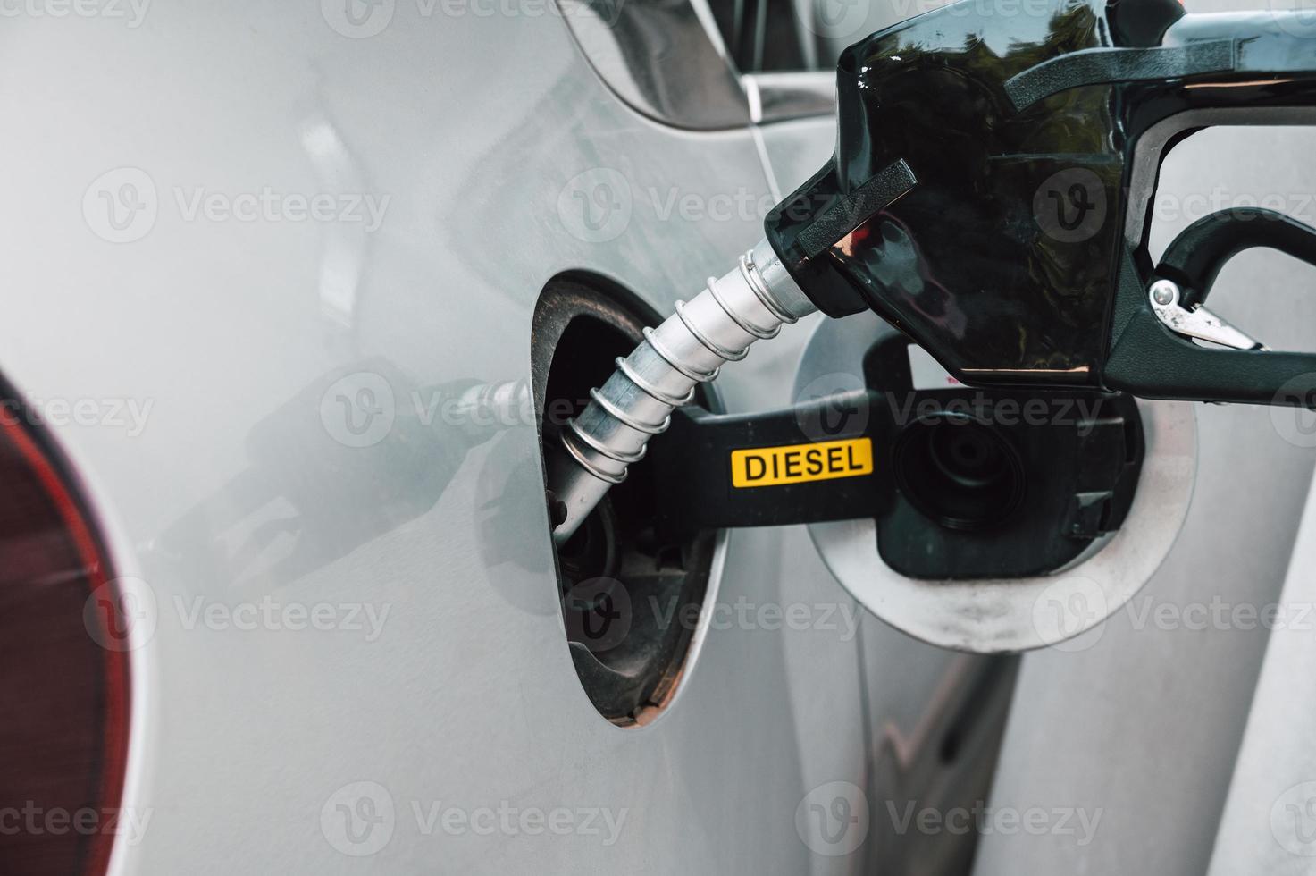 carburante pompa riempire un' serbatoio di un' auto nel un' stazione foto