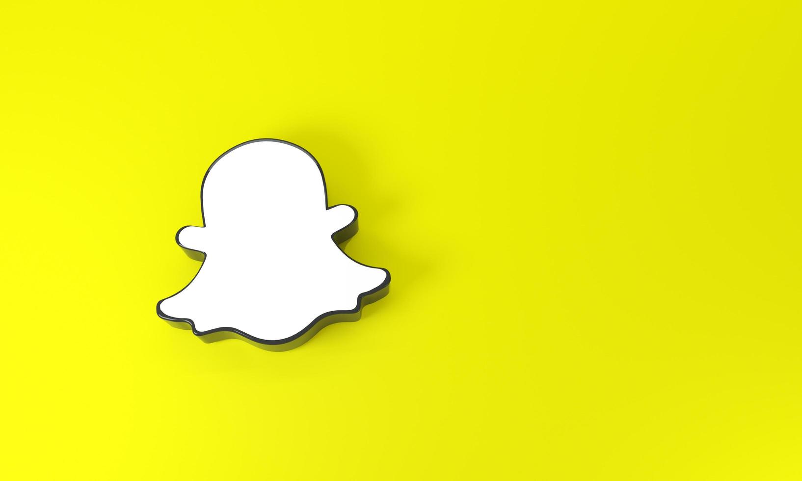 Snapchat logo con spazio per testo e grafica su superiore Visualizza su giallo sfondo. Madrid, Spagna, 2022 foto