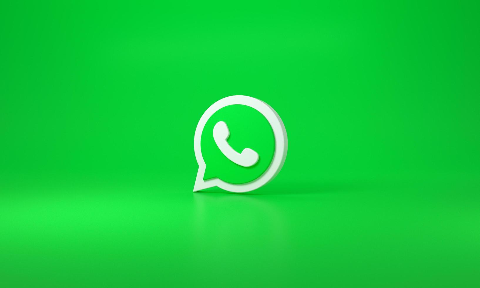 WhatsApp logo su verde sfondo. Madrid, Spagna, 2022 foto