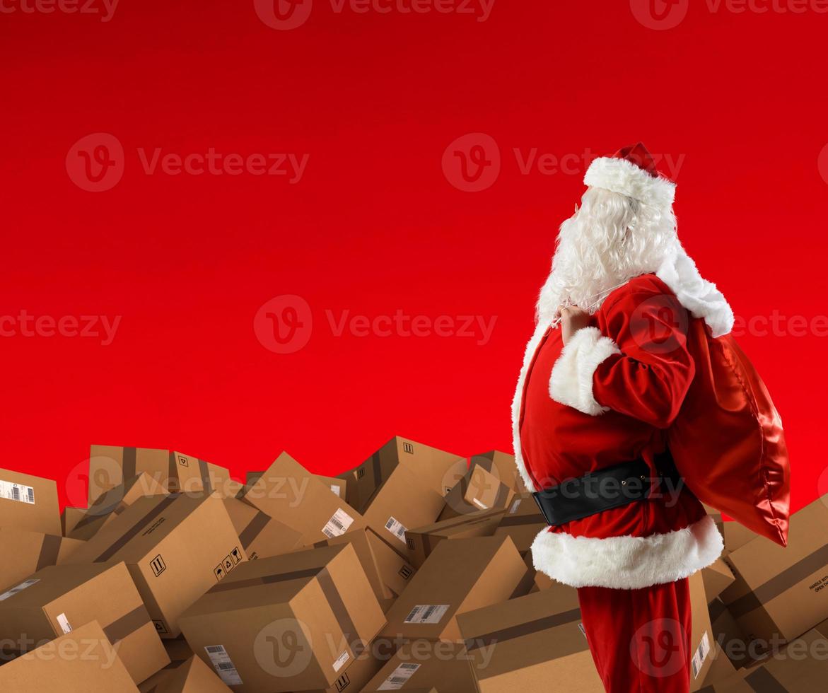 Santa Claus con un' lotto cartone per consegnare foto