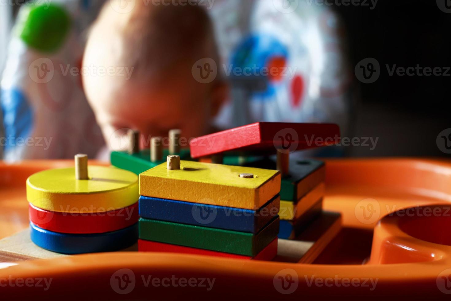 il bambino giochi con un educativo giocattolo foto