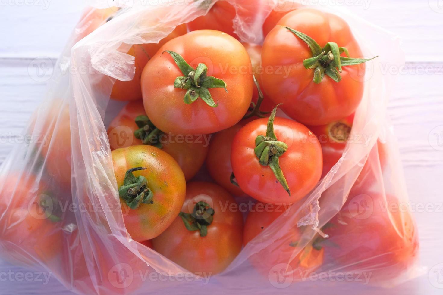vista dall'alto di pomodori freschi in una borsa della spesa foto