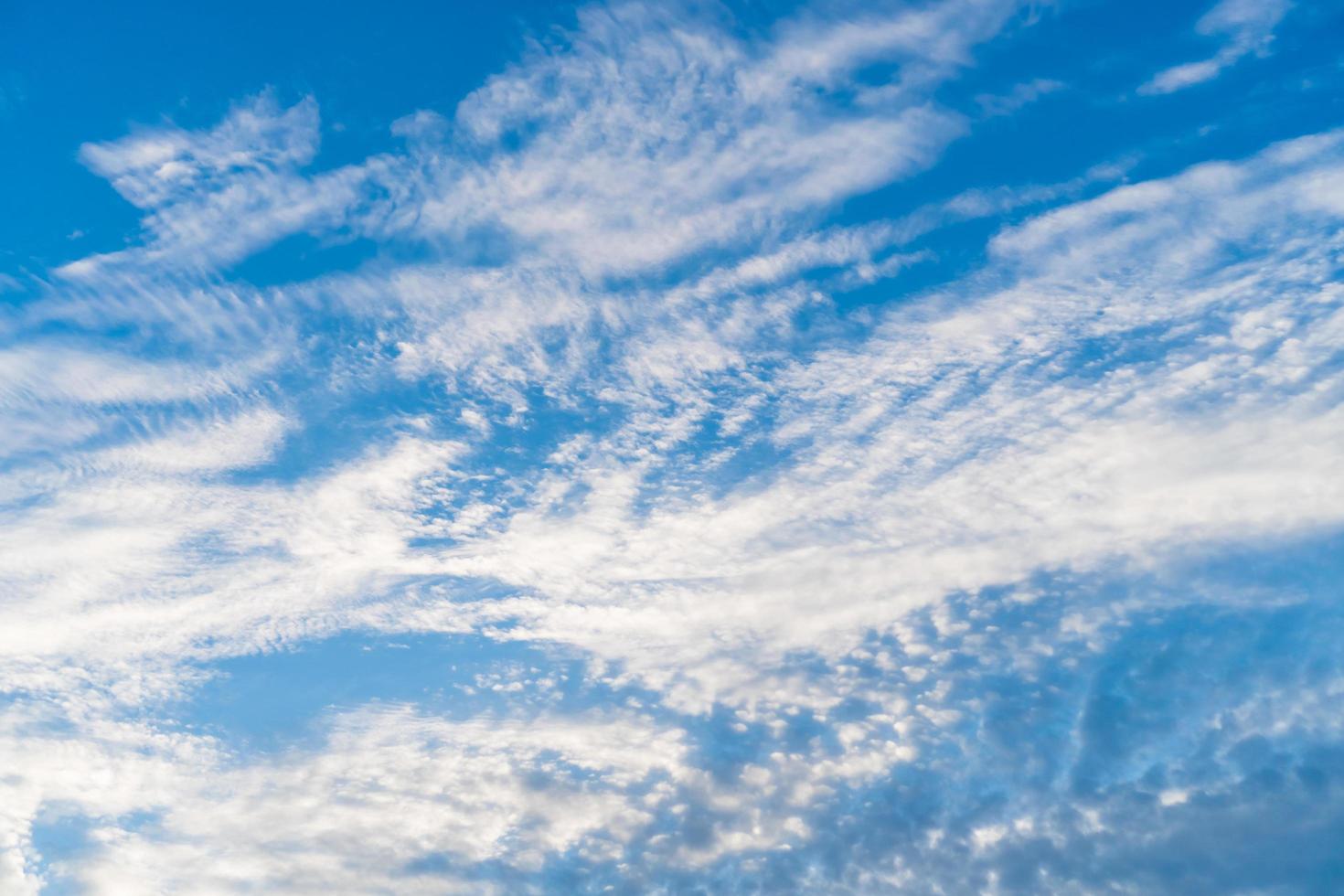 copia spazio di estate cielo blu e nuvole bianche sullo sfondo foto