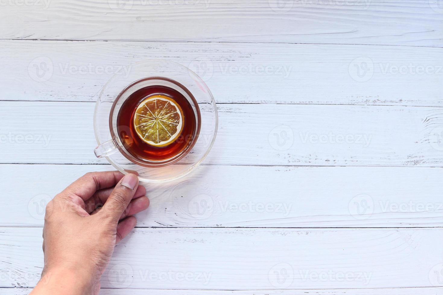 tè al limone su fondo di legno bianco foto