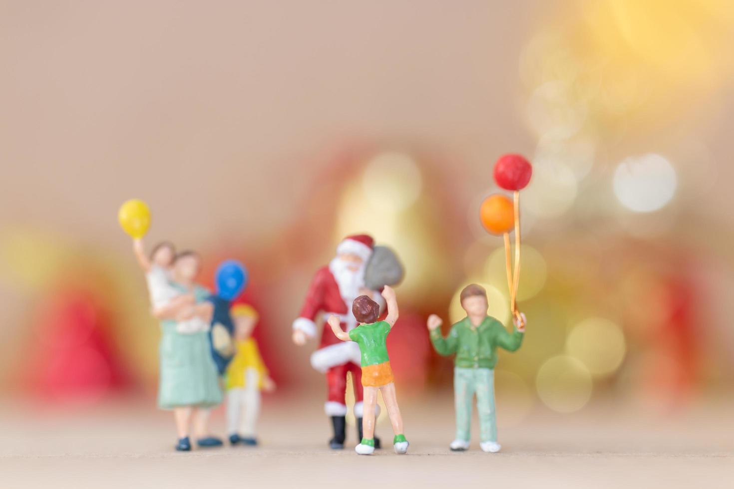 famiglia felice in miniatura che celebra il concetto di natale, natale e felice anno nuovo foto